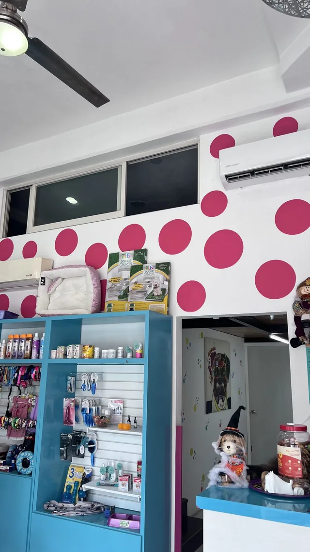 La pared de lunares y el mostrador de la boutique de Wawao